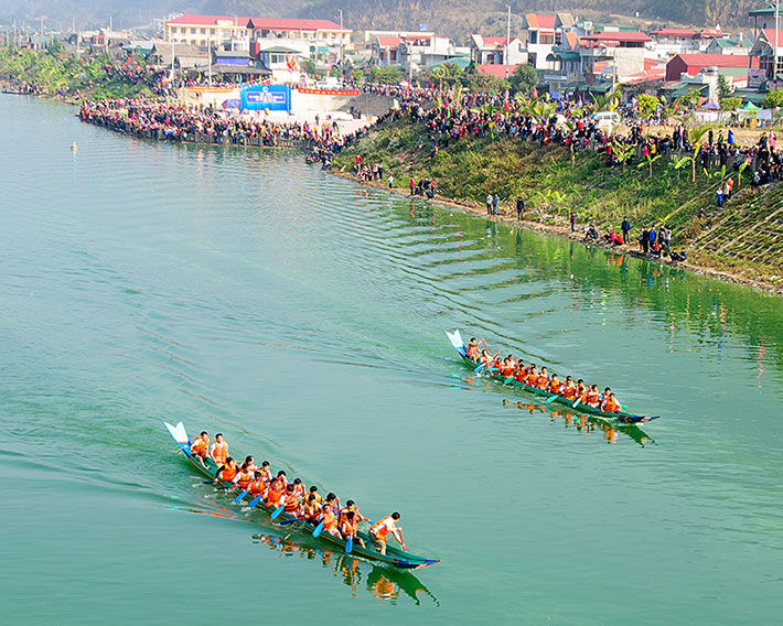 Mường Lay-Điện Biên hút khách du lịch từ Lễ hội Ðua thuyền đuôi én