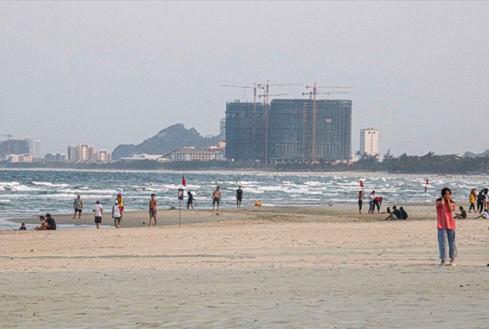 Quảng Ninh dừng đón khách du lịch đến hết 3/5, Đà Nẵng cho phép tắm biển trở lại