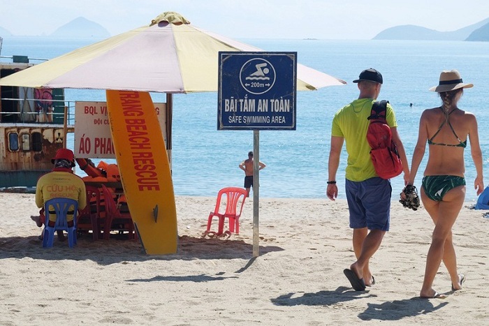 Nha Trang miễn phí áo phao tắm biển cho người dân và du khách